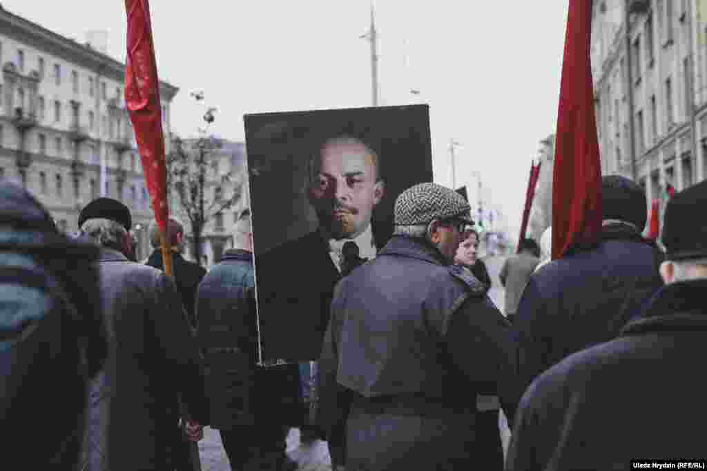 Чоловік несе портрет Володимира Леніна під час святкування Дня жовтневої революції у Мінську, Білорусь, 7 листопада. (Влад Гридзін, Радіо Свобода/Радіо Вільна Європа) 