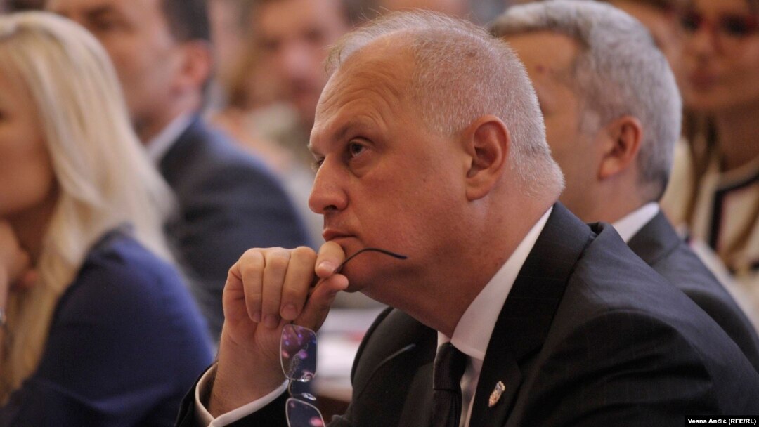 Goranu Vesiću, zameniku gradonačelnika Beograda, nije dopušten ulazak na Kosovo gde je trebalo da ozvanični bratimljenje glavnog grada Srbije i Severne Mitrovice koju srpske vlasti, suprotno kosovskim zakonima, nazivaju Kosovskom Mitrovicom. 