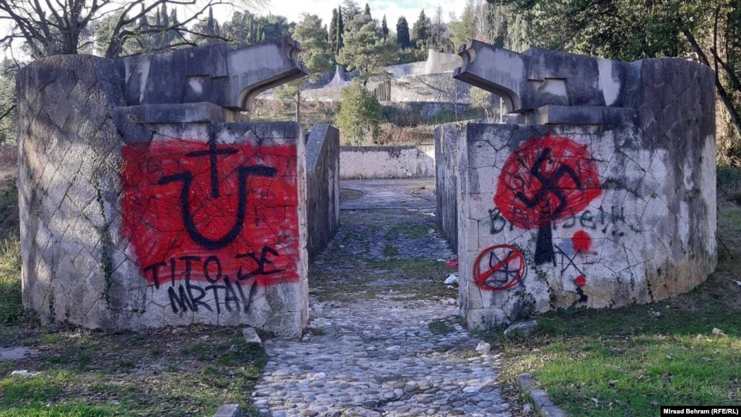 Spomenik iz Drugog svjetskog rata u Mostaru, na jugu BiH, na kojem su nacrtani nacistički i ustaški grafiti, januar 2022.