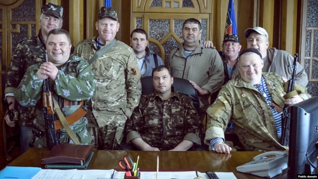 Перший так званий «голова» угруповання «ЛНР», що визнане в Україні терористичним, Валерій Болотов (сидить в центрі) із поплічниками