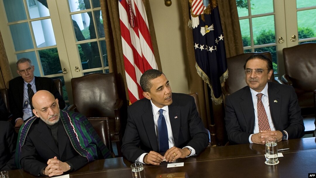 Afghan President Hamid Karzai, U.S. President Barack Obama, and Pakistani President Asif Ali Zardari (left to right) at a meeting at the White House in Washington (file photo)