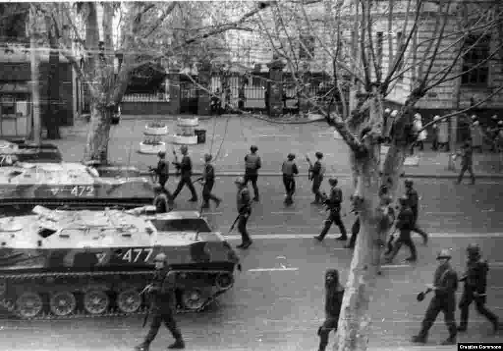 Квітень 1989 року: трагедія у Тбілісі. Радянські війскові атакували учасників демонстрації за незалежність Грузії, застосувавши газ та дубинки. Жорстокий розгін акції призвів до смерті 20 людей, зокрема і 16-річної дівчини. Після цього один за одним зазнали краху прорадянські комуністичні режими в Польщі, Угорщині, Східній Німеччині, Болгарії, Румунії та Чехословаччині