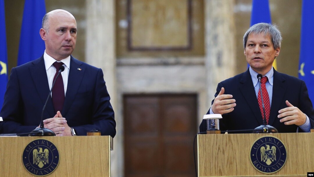 Moldovan Prime Minister Pavel Filip (left) looks on while Romanian counterpart Dacian Ciolos addresses journalists at the end of their official meeting in Bucharest on January 26.