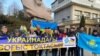 Собравшиеся в поддержку Украины активисты в Алматы развернули плакат с надписью «Пусть война в Украине прекратится». 24 февраля 2025 года
