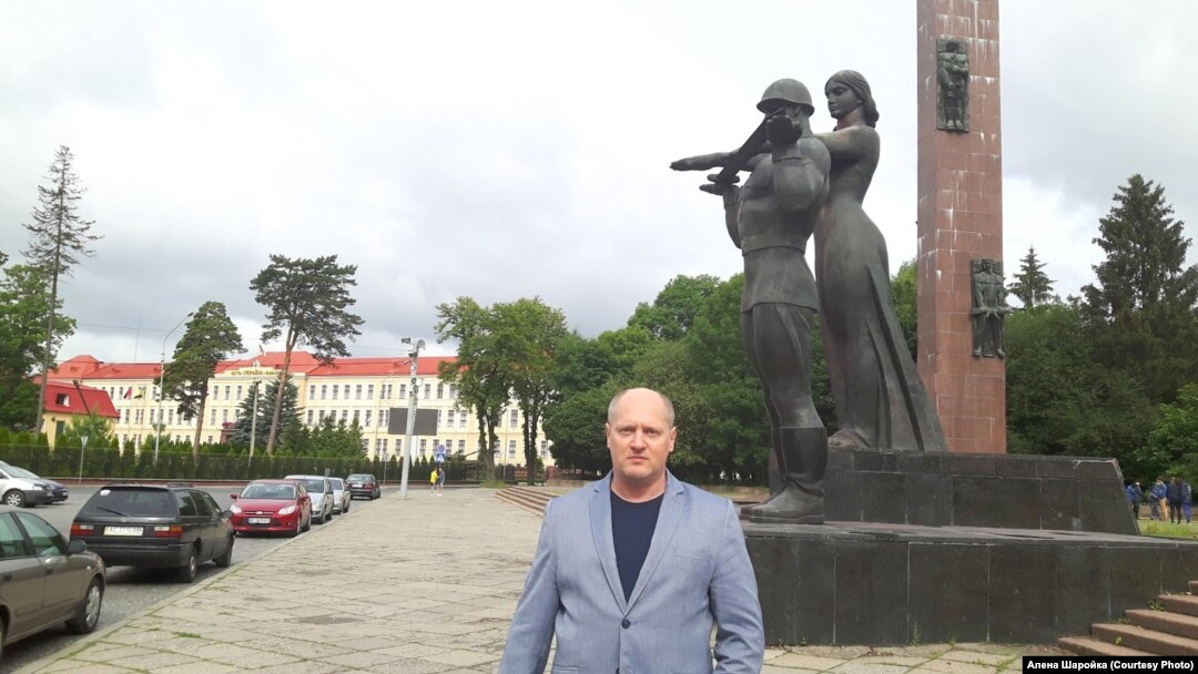 Павло Шаройко біля пам’ятника героям Другої світової війни у Львові