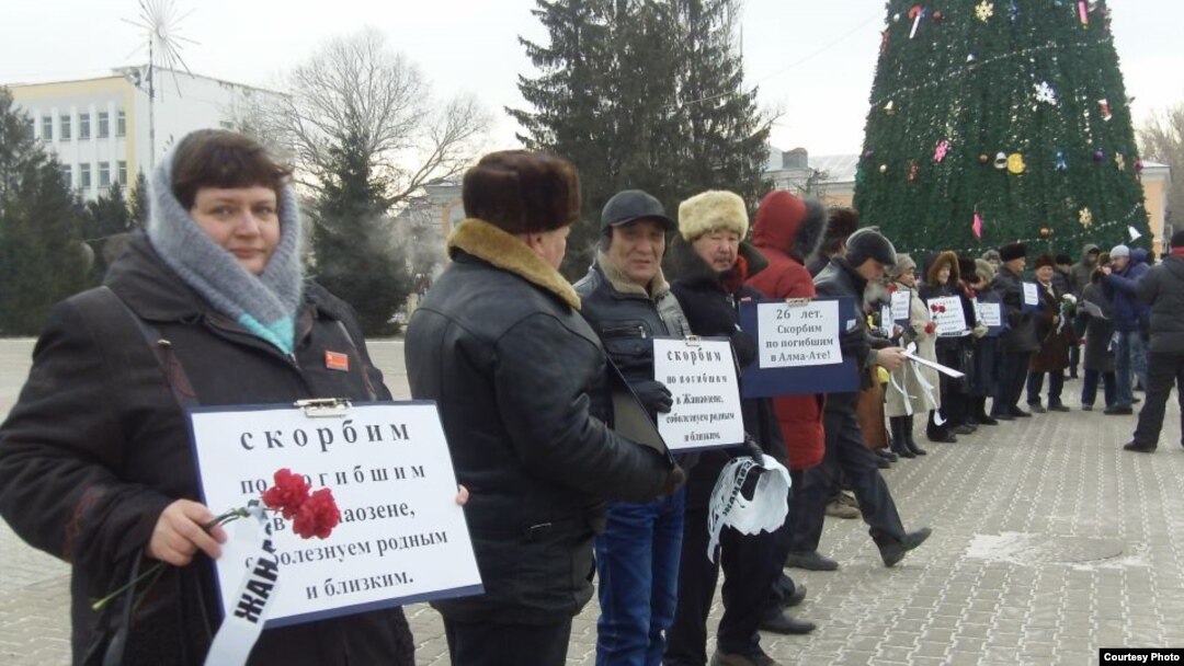 Жители Уральска проводят в 2012 году поминальную акцию по жертвам Жанаозенских событий. Иллюстративное фото. 