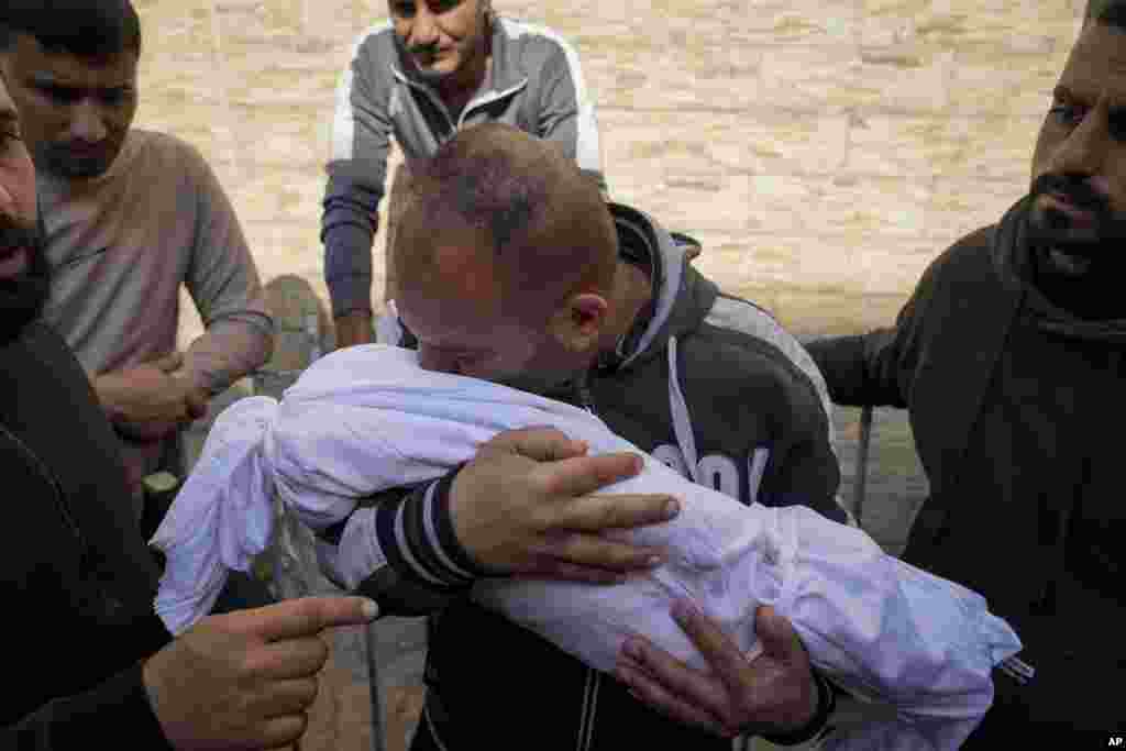 Palestinac drži tijelo svog 11-mjesečnog nećaka Mohameda Shabana, ubijenog u zračnim napadima izraelske vojske na bolnicu Al-Ahli u gradu Gazi, u utorak, 18. marta 2025.