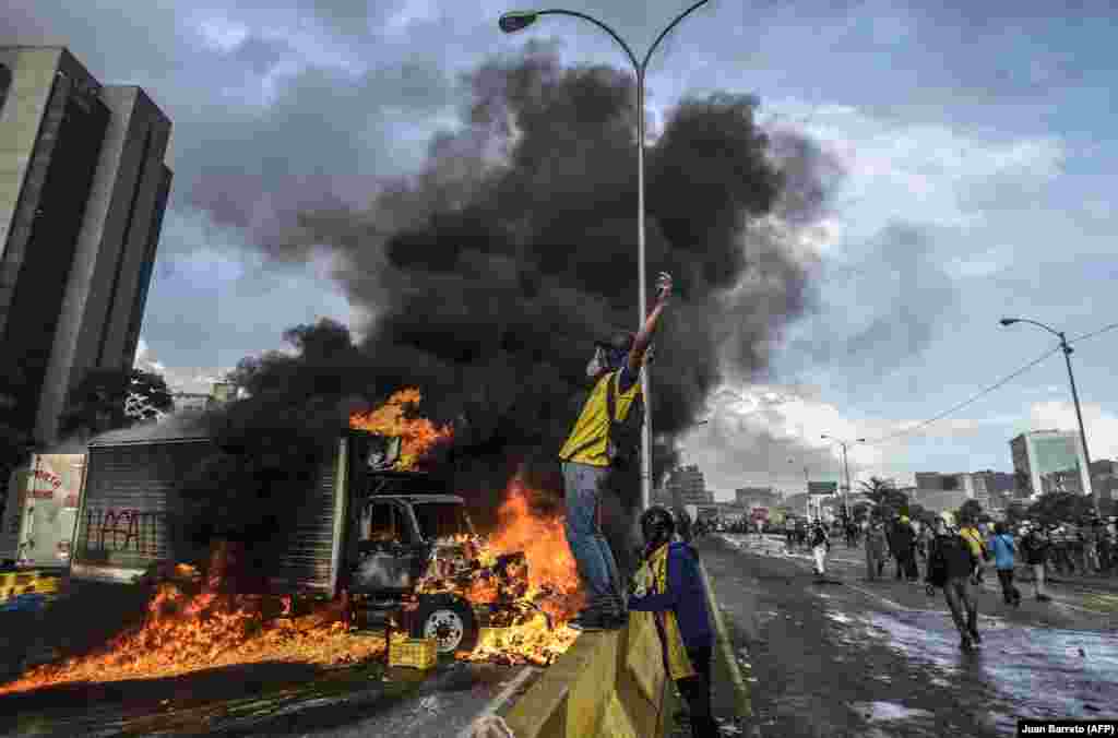 Demonstranti blokiraju autoput u Karakasu tokom demonstracija protiv predsednika Venecuele Nikolasa Madura 27. maja 2017. (AFP/Juan Barreto) 