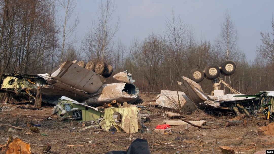 Уламки польського президентського літака під Смоленськом, Росія, 14 квітня 2010 року