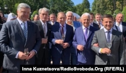 Президент Володимир Зеленський (праворуч) разом з колишніми президентами Петром Порошенком, Віктором Ющенком, Леонідом Кучмою та Леонідом Кравчуком. Київ, 24 серпня 2019 року