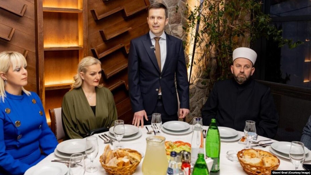 Gradonačelnik Podgorice Saša Mujović se na iftaru zahvalio Islamskoj zajednici koja je, kako je kazao, uvijek iskazivala lojalnost prema Podgorici i Crnoj Gori, mart 2025.