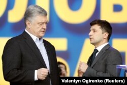 Кандидати на посаду президента України Петро Порошенко і Володимир Зеленський (праворуч) під час дебатів на стадіоні «Олімпійський». Київ, 19 квітня 2019 року