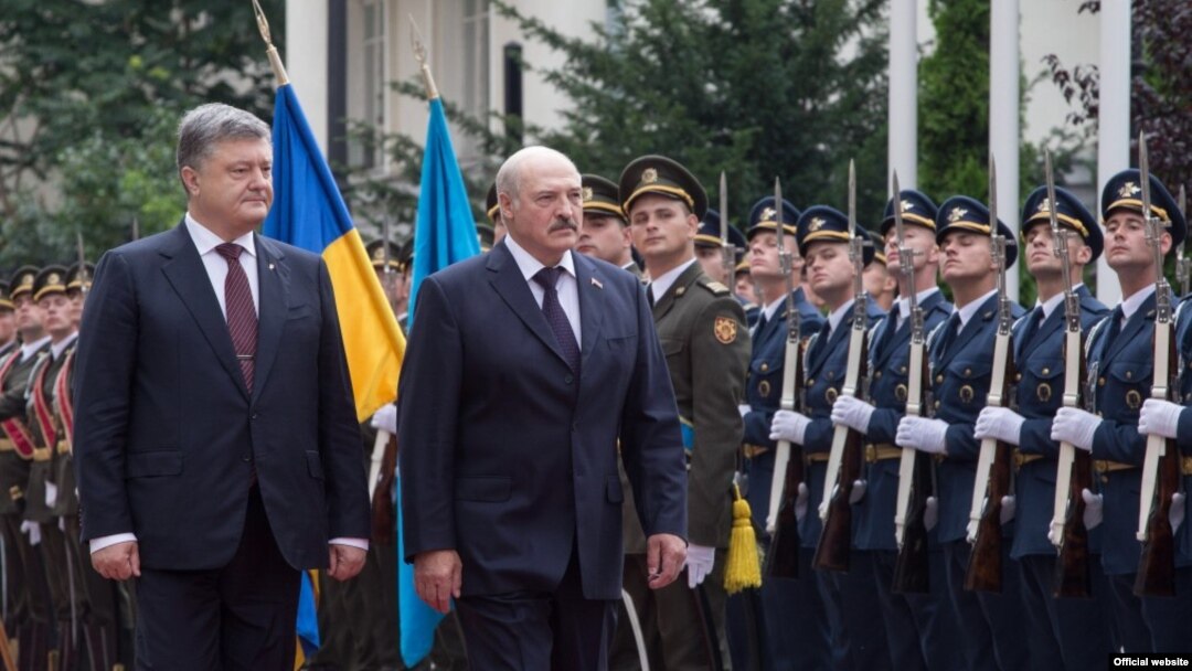 Петро Порошенко (л) і Олександр Лукашенко, Київ, 21 липня 2017 року