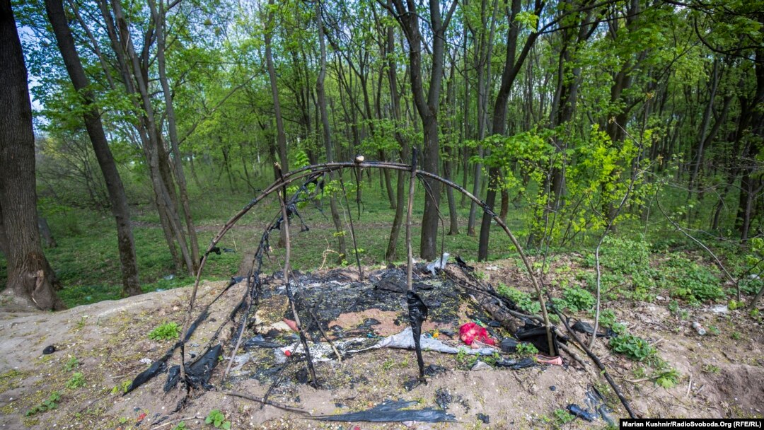 Згарище ромського табору на Лисій горі в Києві, 23 квітня