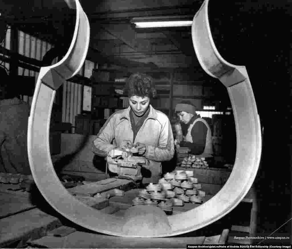 Muncitori în interiorul fabricii de instrumente muzicale de la Reghin, în 1980. „I-am contactat și s-au bucurat”, își amintește Szocs de miile de imagini pe care le-a descoperit în biblioteca rurală. „Au spus: «Oh, sunteți interesat de ele? Pentru că stăteau acolo de ani de zile»”.
