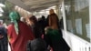 Orsýetiň Türkmenistandaky ilçihanasynyň konsul bölüminiň öňündäki nobat, Aşgabat, 21-nji dekabr, 2018.