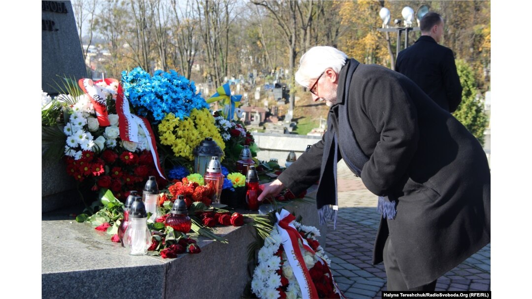Вітольд Ващиковський біля меморіалу воїнів УГА на Личаківському цвинтарі, Львів, 5 листопада 2017 року