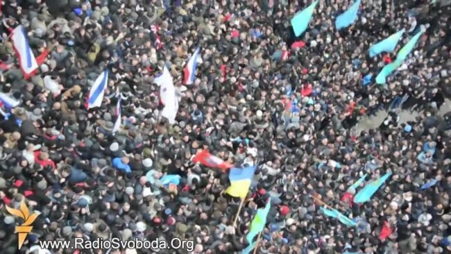 Масові сутички мітингувальників під кримським парламентом