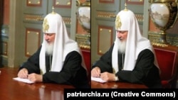 Пресс-служба "сняла" с руки патриарха дорогие часы, когда на них обратили внимание