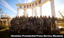 Українські військовослужбовці і президент України Володимир Зеленський (посередині) у звільненому ЗСУ Херсоні, 14 листопада 2022 року