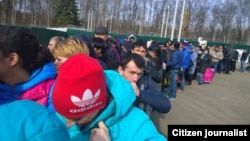 Сахарово Көп функциялуу миграциялык борборундагы узун кезек. Архивдик сүрөт.