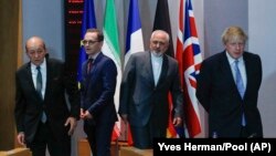 در این تصویر از ماه مه سال ۲۰۱۸، بوریس جانسون (وزیر خارجه وقت بریتانیا) در کنار وزیر و همتایان آلمانی و فرانسوی در جریان دیدار آن‌ها در بروکسل