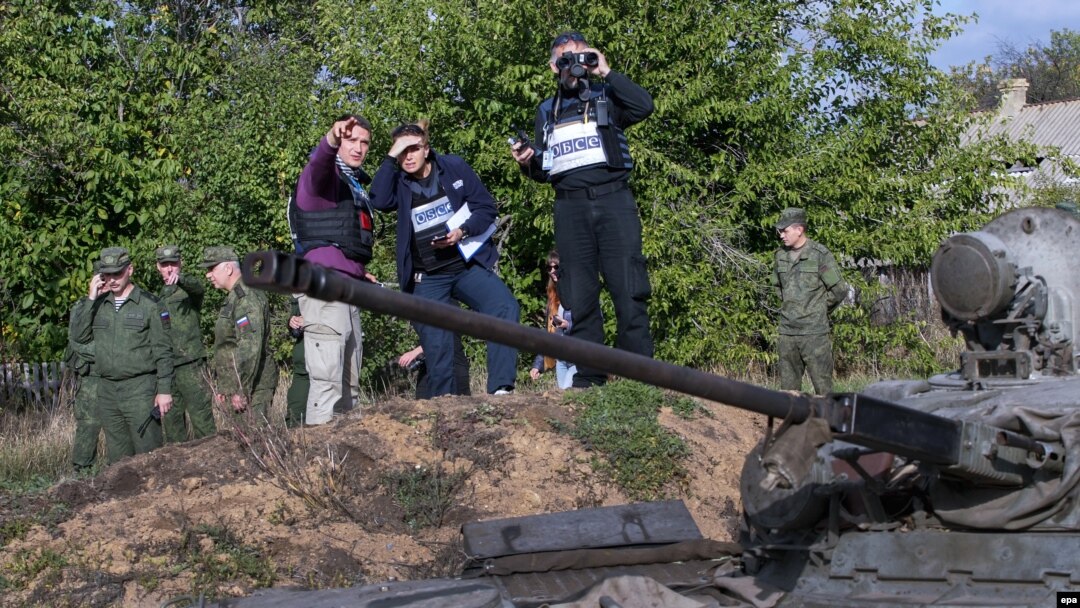 Спостерігачі слідкують за відведенням сил біля Петрівського, архівне фото
