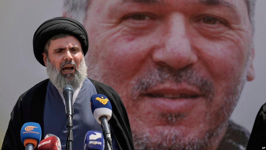 Hashem Safieddine govori tokom pogrebne povorke bišeg komandanta Hezbolaha Taleba Samija Abdulaha, poznatog u Hezbolahu kao Hajj Abu Taleb, koji je ubijen u izraelskom napadu u južnom Libanu, u južnom predgrađu Bejruta, u juju 2024. godine