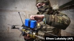 Український військовий 71-ї окремої єгерської бригади готує FPV-дрон на передовій поблизу Авдіївки Донецької області