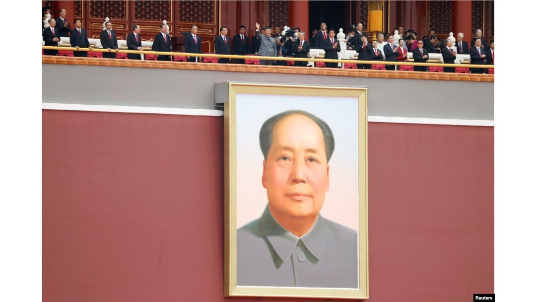 Kineski predsjednik Si Đinping maše iznad divovskog portreta Mao Cedunga na obilježavanju 100. godišnjice osnivanja Komunističke partije Kine u Pekingu, 1. jula 2021. godine.