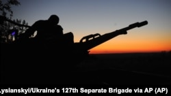 Військовослужбовець 127-ї окремої бригади територіальної оборони ЗСУ поблизу Харкова готується відкривати вогонь по російських безпілотниках, 24 травня 2025 року
