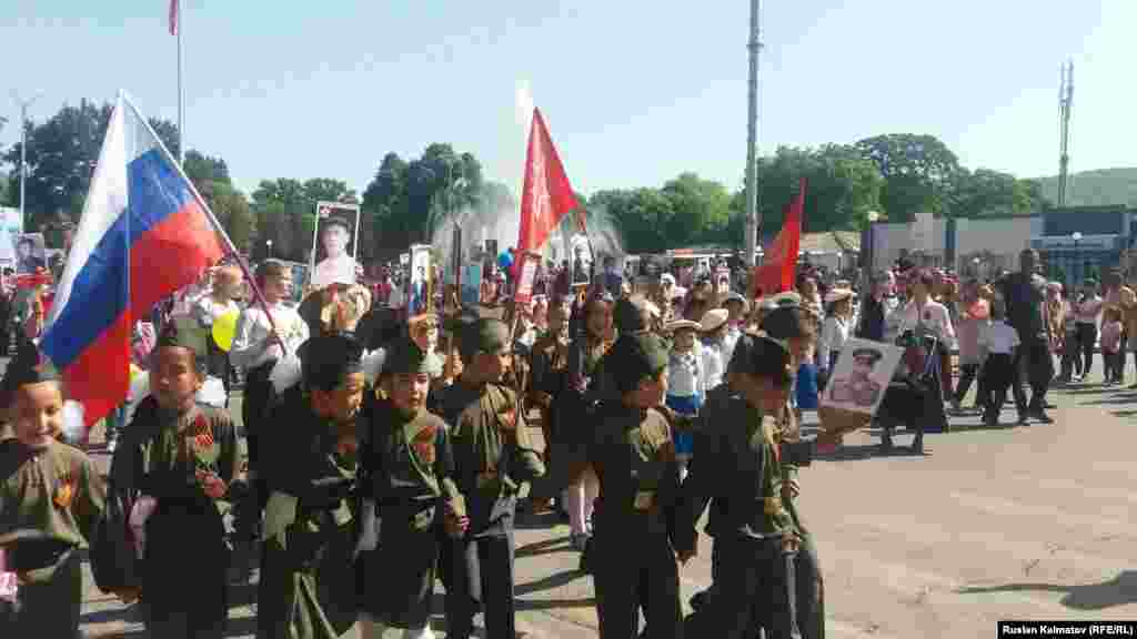 Жүрүшкө айрымдар Орусиянын желегин көтөрүп чыгышты. 