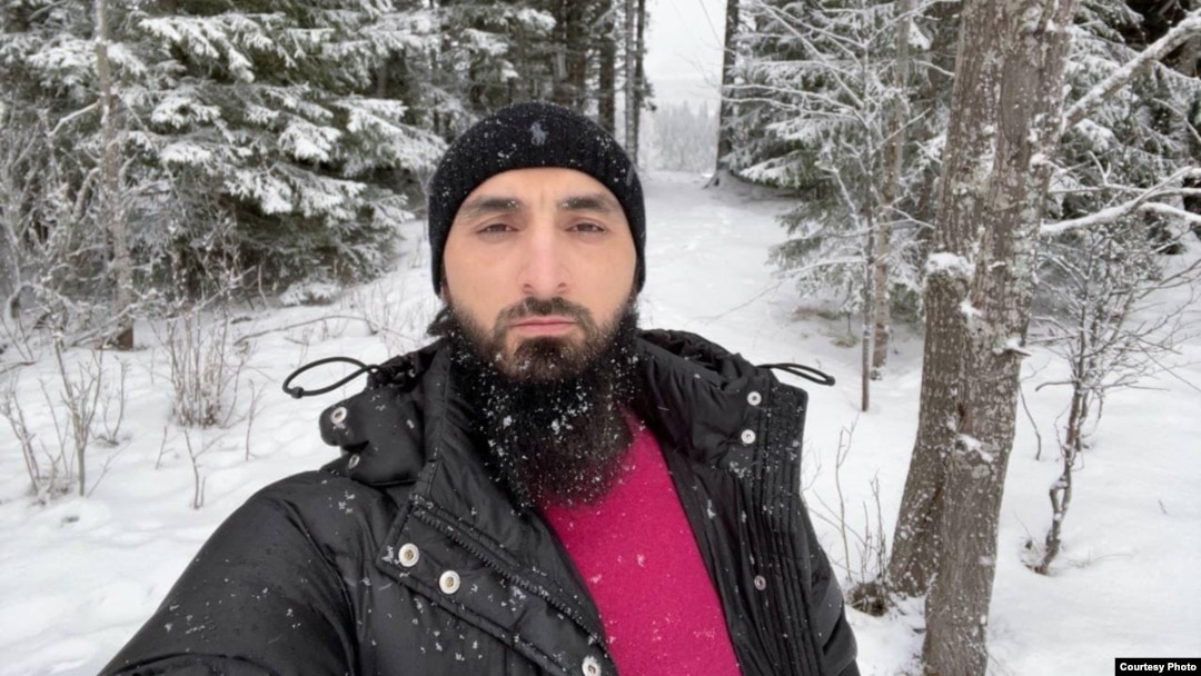 Tumso Abdurahmanov, popularni YouTube bloger koji je oštro kritikovao Kadirova i njegovu vladu u Čečeniji, napustio je Rusiju 2015. Odobren mu je politički azil u Švedskoj.