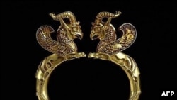 در اين نمايشگاه عمدتا جواهراتی که برخی از آنها قدمت شان به چندين هزار سال می رسد به نمايش گذارده شده اند.
