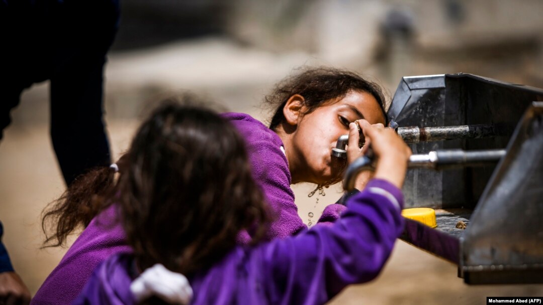 Palestinske devojčice piju vodu iz cisterne zbog nedovoljne čiste vode u pojasu Gaze