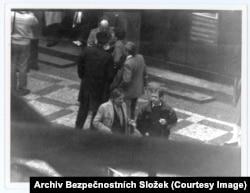 Vaclav Havel (desno) razgovara sa svojim prijateljem Jiržijem Dienstbierom. Njih dvoje su pretrpjeli decenije progona od komunističkih vlasti. Havel je proveo nekoliko godina u zatvoru. Dienstbier je otpušten s posla kao novinar i pribjegao je radu kao domar 20 godina nakon invazije sovjetske vojske 1968. godine. Nakon Baršunaste revolucije 1989. godine, koja je srušila komunističku vlast, Dienstbier je postao ministar vanjskih poslova Čehoslovačke, a Havel predsjednik.