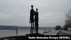 Spomenik "Porodica", Novi Sad, januar 2014.