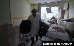 Наслідки обстрілу дитячої лікарні та пологового будинку в Маріуполі, 9 березня 2022 року