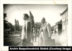Muškarci na tramvajskoj stanici.