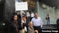 نسرین ستوده (پلاکارد در دست) در کنار محمد ملکی و محمد نوری‌زاد
