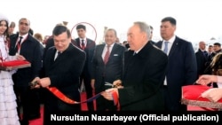 На этой фотографии Отабек Шаханов стоит сзади своего тестя Шавката Мирзияева в ходе его официального визита в Астану, 22-23 марта 2017 года.