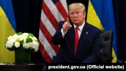 «Він відмовляється від виборів, має дуже низький рейтинг в українських опитуваннях, і єдине, що у нього добре виходить – це грати на Байдені «як на скрипці» – Трамп
