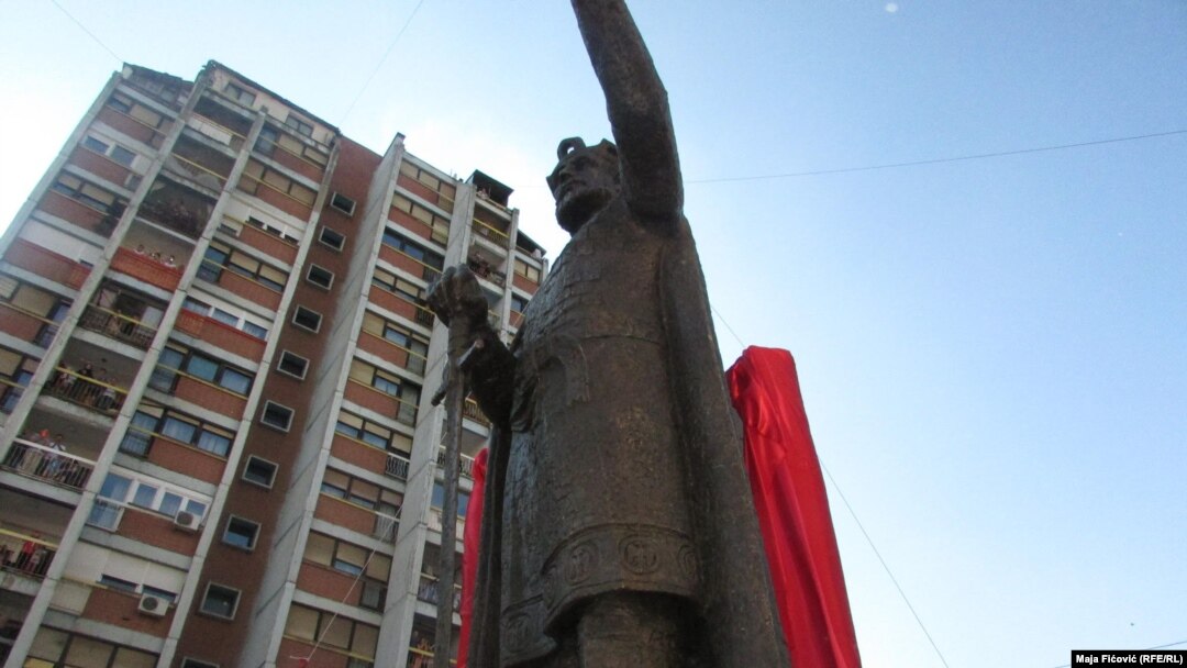 Spomenik knezu Lazaru u Severnoj Mitrovici