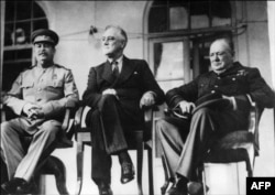 De la stânga la dreapta, secretarul general al Partidului Comunist al Uniunii Sovietice, Iosif Visarionovici Stalin, președintele american, Franklin Delano Roosvelt și premierul britanic, Winston Churchill. 28 noiembrie 1943, Teheran.