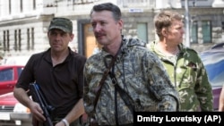 Ігор Гіркін (у центрі) у окупованому Донецьку, 11 липня 2014 року