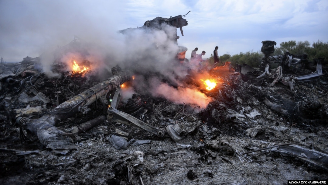 Обломки Boeing 777 рейса MH17 около села Грабово, 17 июля 2014 года
