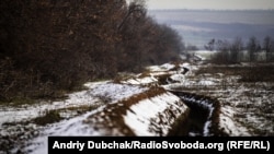Лінія окопів між позиціями українських військових під Попасною
