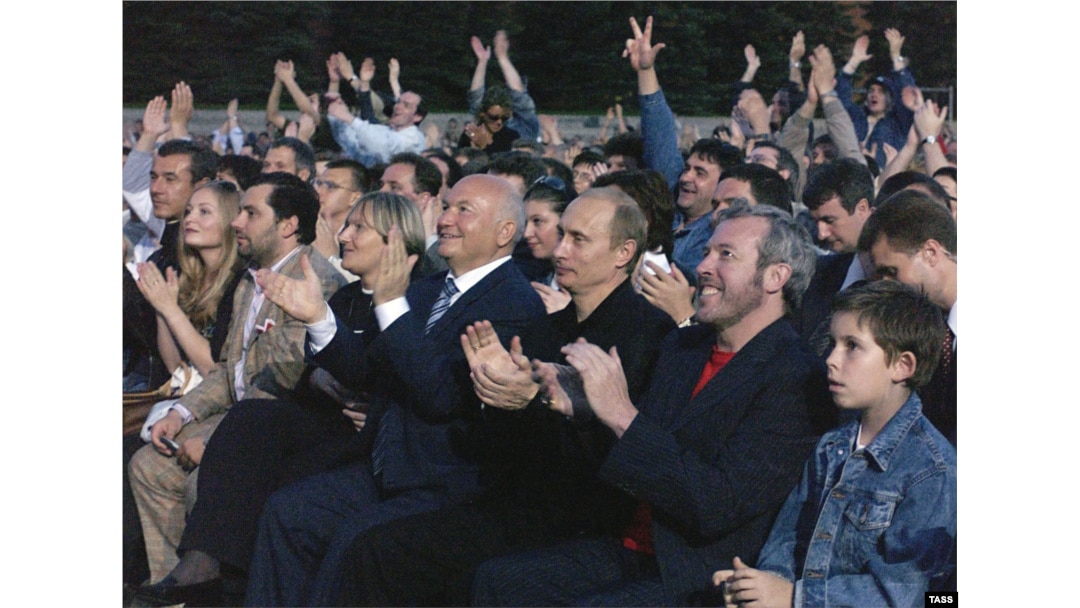 Makarevich (second right), rocks out with Vladimir Putin (third right) at Paul McCartney's 2003 concert in Moscow.