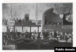 نمایی از نخستین دوره مجلس شورای ملی ایران که به دستور محمدعلی شاه، به توپ بسته شد.