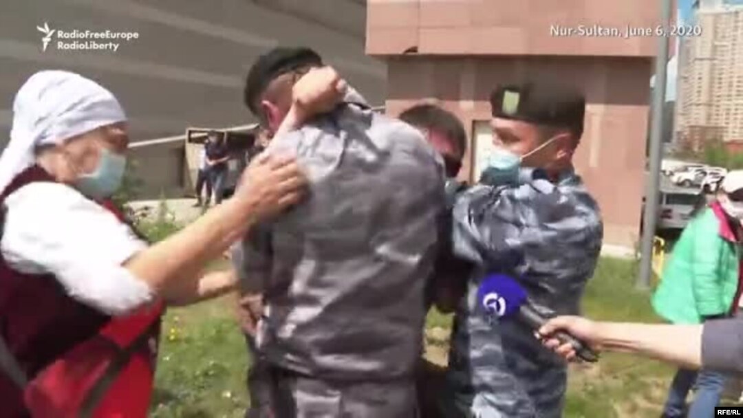 Qazaxıstan: Həftəsonu etirazlarında 100-dən çox vətəndaş saxlanıb
